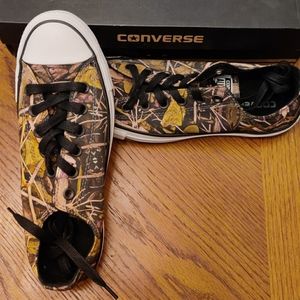 New in box Converse Camo size 7 men's, 9 women's